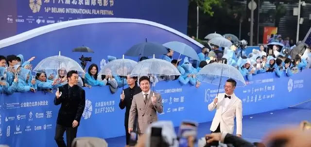 北影节红毯座次变动引发关注 张颂文边位张小斐任评委：情报图