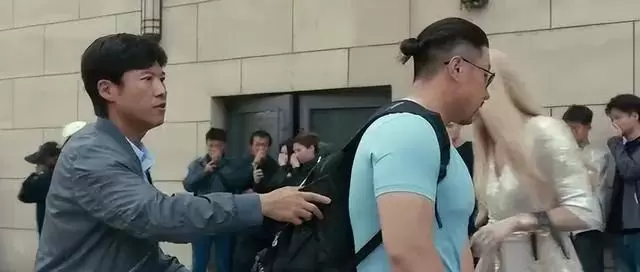 王骁主演《低智商犯罪》开播，荒诞开场引爆刑侦剧新类型：资讯配图