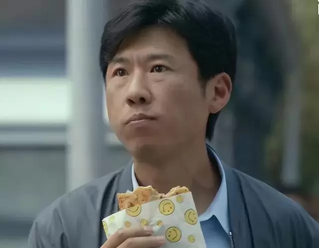 王骁主演《低智商犯罪》开播，荒诞开场引爆刑侦剧新类型：情报图