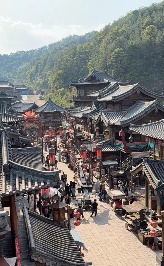 檀健次路透《何不同舟渡》上元节戏份，谢却山南衣同游沥都府街道：细节速览