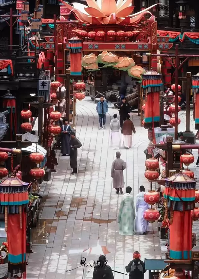 檀健次路透《何不同舟渡》上元节戏份，谢却山南衣同游沥都府街道：情报图