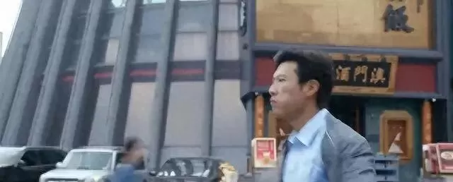 王骁主演《低智商犯罪》开播，荒诞开场引爆刑侦剧新类型：细节速览
