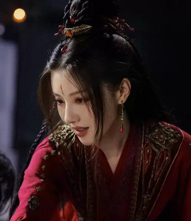 王鹤润为《谁的青春不迷茫》剃光头出演陆田甜：细节速览