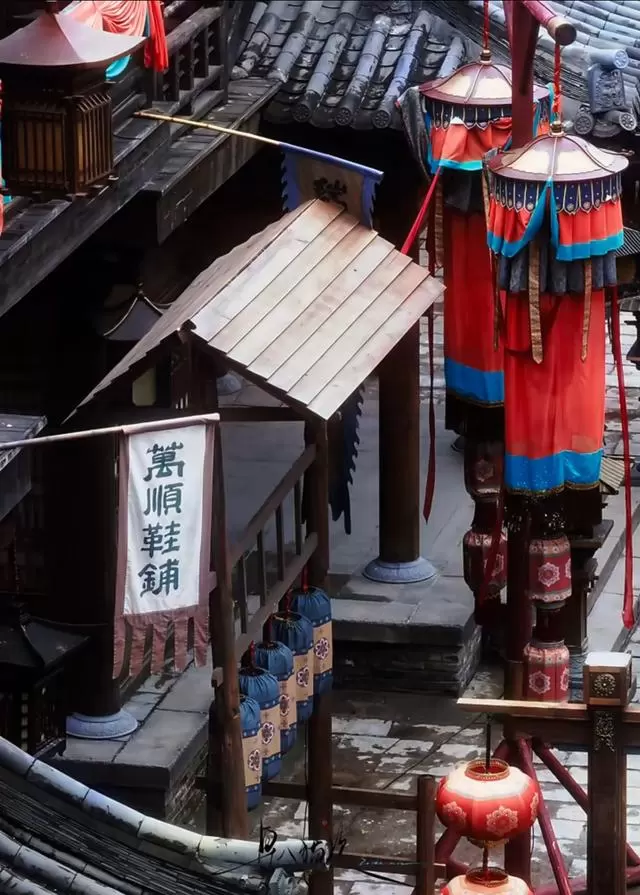 檀健次路透《何不同舟渡》上元节戏份，谢却山南衣同游沥都府街道：资讯配图